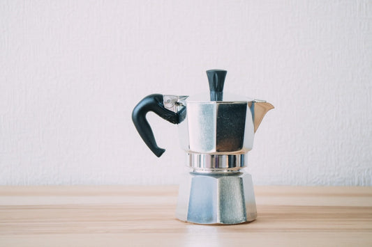 【イタリア流】マキネッタで淹れる「モカ」が最高に美味しい理由。道具の使い方と豆選び