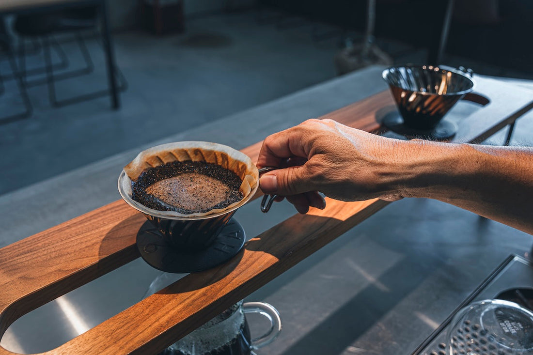 胃に優しいコーヒーの選び方｜深煎り・水出しで負担を減らすカフェイン・酸の知識