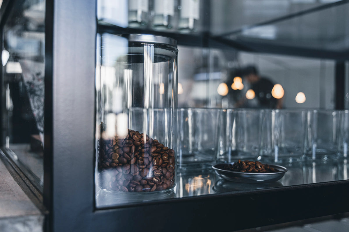 NOVOLD COFFEE ROASTERSのガラスジャーに入った焙煎コーヒー豆