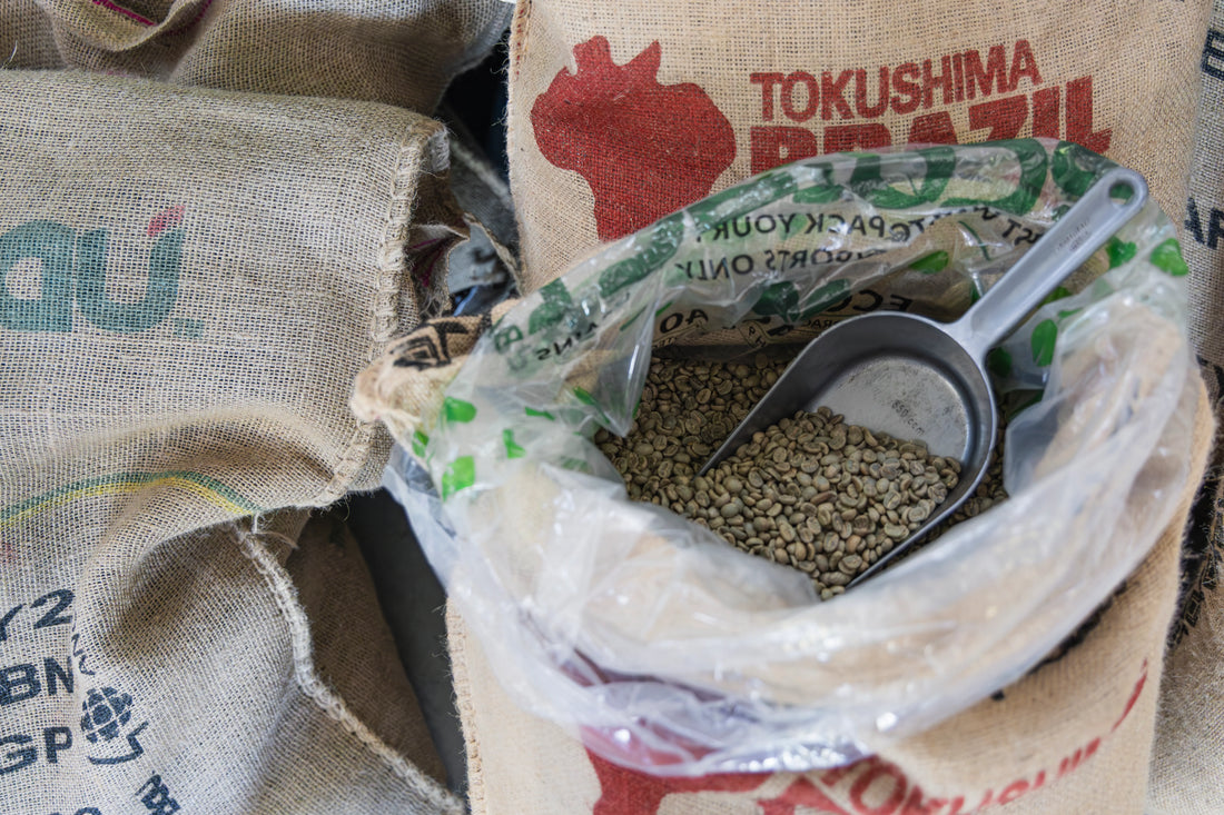 NOVOLD COFFEE ROASTERSの開封された生豆袋とスコップ