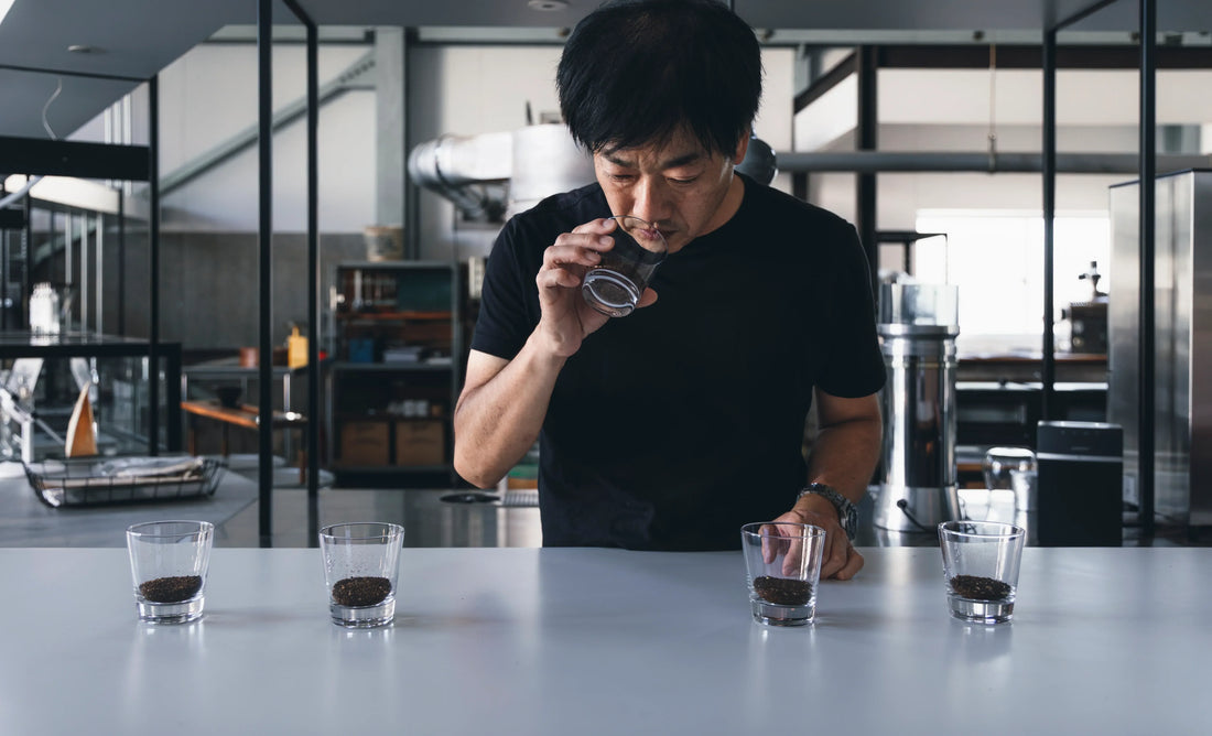 NOVOLD COFFEE ROASTERSのバリスタがカッピングで香りを評価