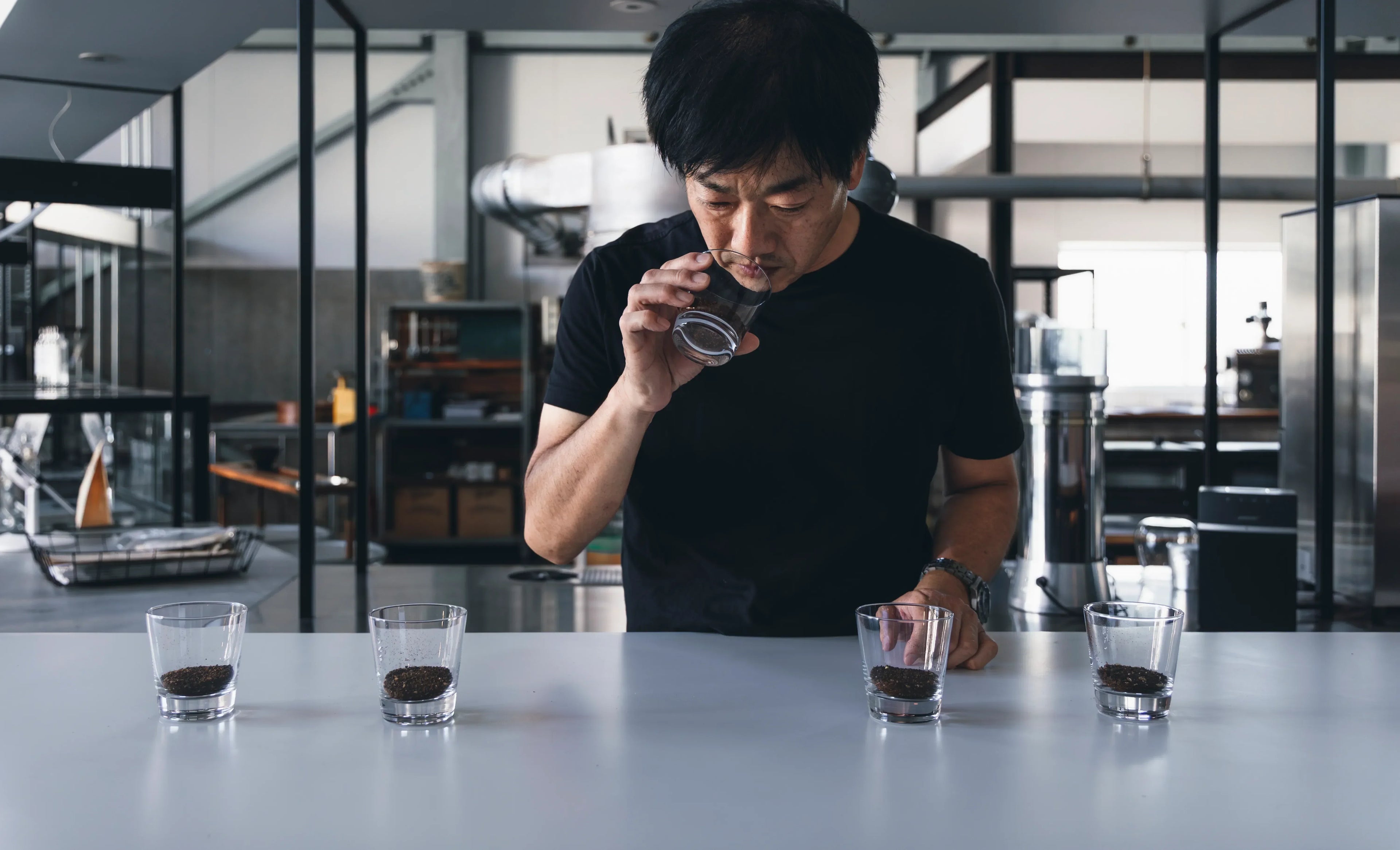 NOVOLD COFFEE ROASTERSのバリスタがカッピングで香りを評価