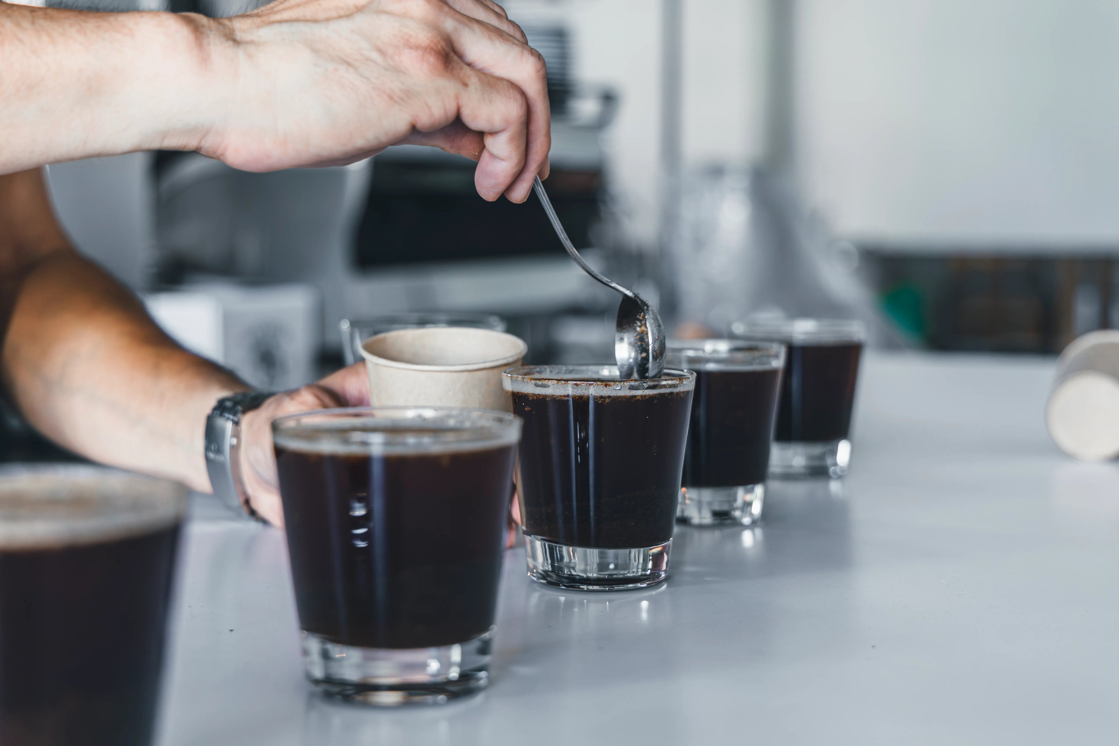 NOVOLD COFFEE ROASTERSのカッピングでスプーンですくい取る作業