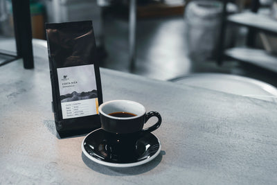 NOVOLD COFFEE ROASTERSのコスタリカ産コーヒー豆パッケージとカップの横構図