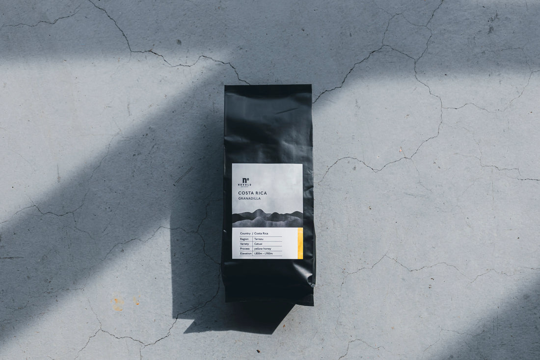 NOVOLD COFFEE ROASTERSのコスタリカ産コーヒー豆パッケージ単体の俯瞰撮影