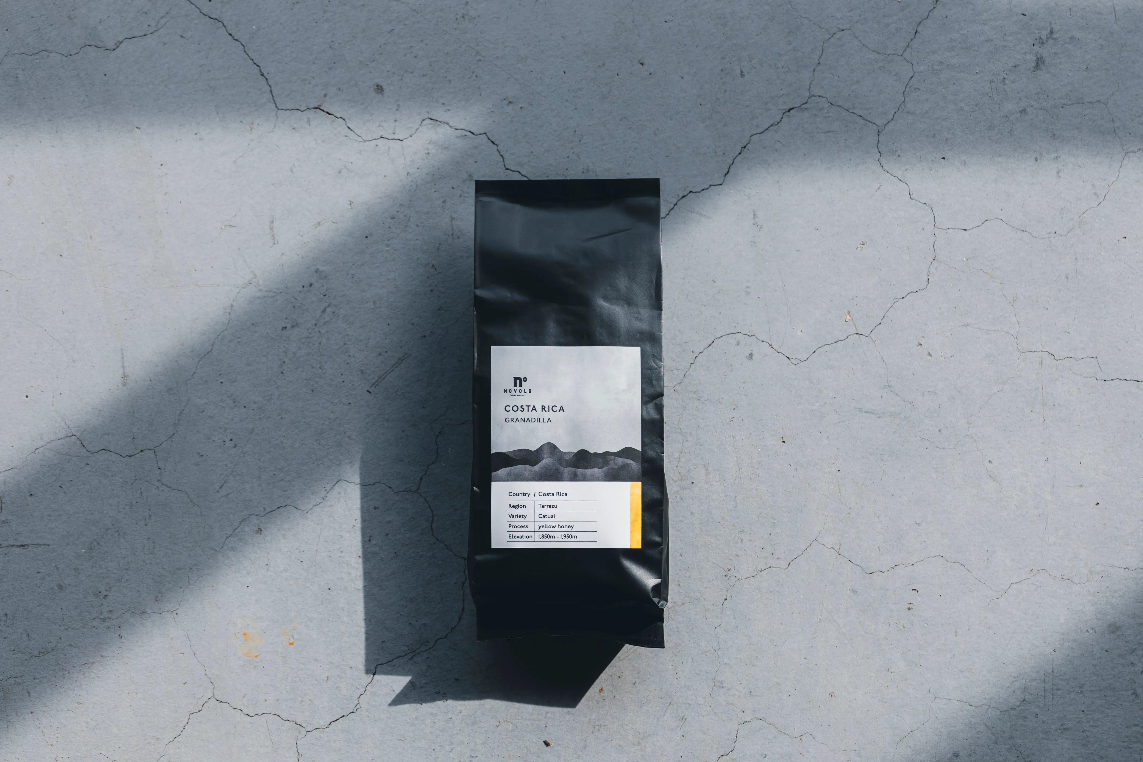 NOVOLD COFFEE ROASTERSのコスタリカ産コーヒー豆パッケージ単体の俯瞰撮影