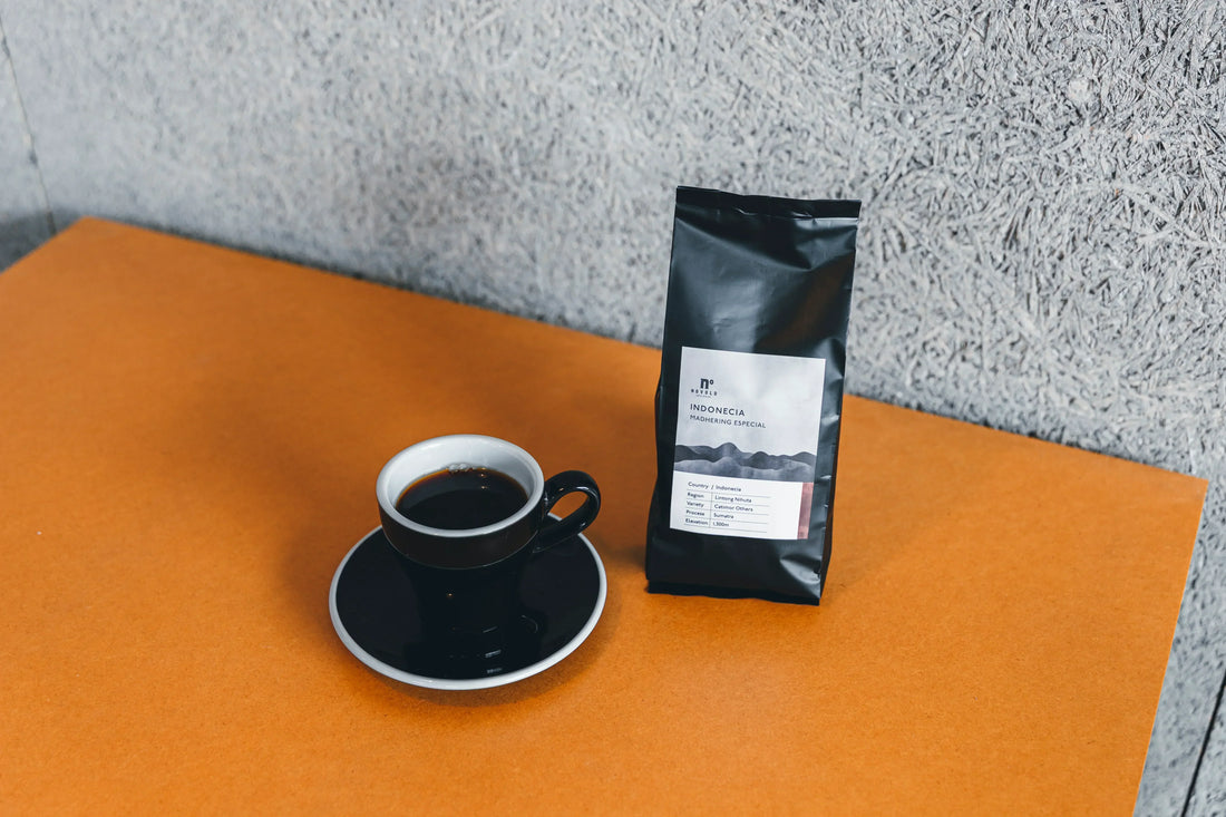 NOVOLD COFFEE ROASTERSのインドネシア産コーヒー豆パッケージとカップ