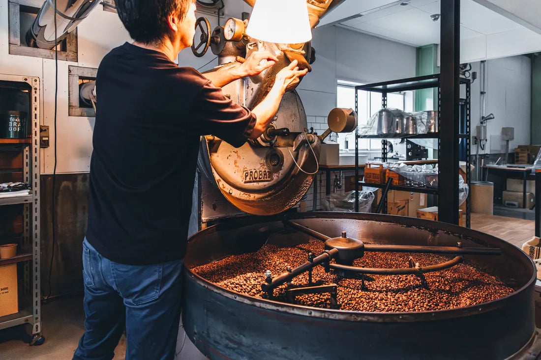 NOVOLD COFFEE ROASTERSの焙煎士がProbat焙煎機を操作する全身