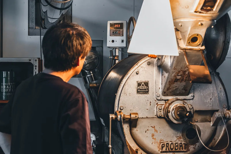 NOVOLD COFFEE ROASTERSの焙煎士がProbat焙煎機の温度表示を確認