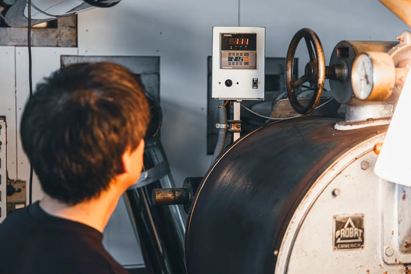 NOVOLD COFFEE ROASTERSの焙煎士がProbat焙煎機の温度パネルを監視