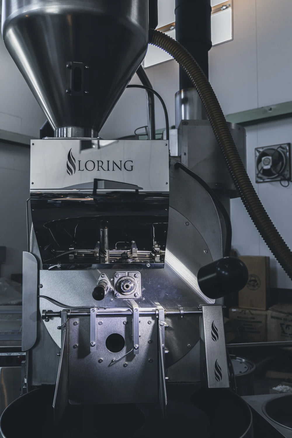 Loring S35 Kestrel 焙煎機正面。LORINGロゴとPIDデジタル制御パネル、四国唯一導入機