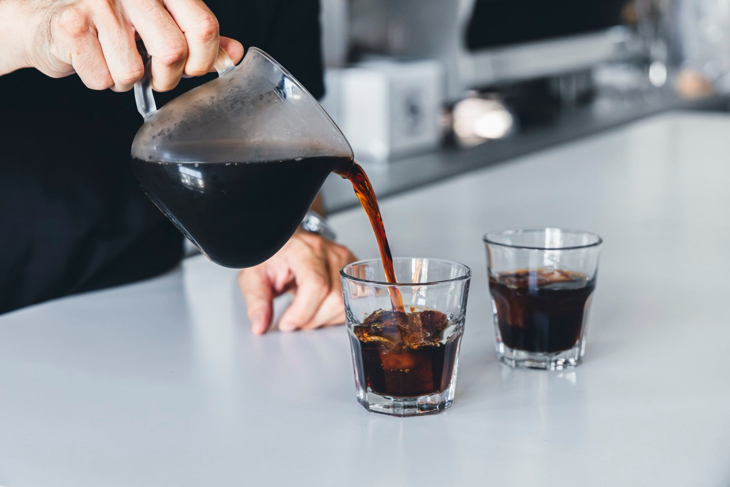 コーヒーを注ぐ